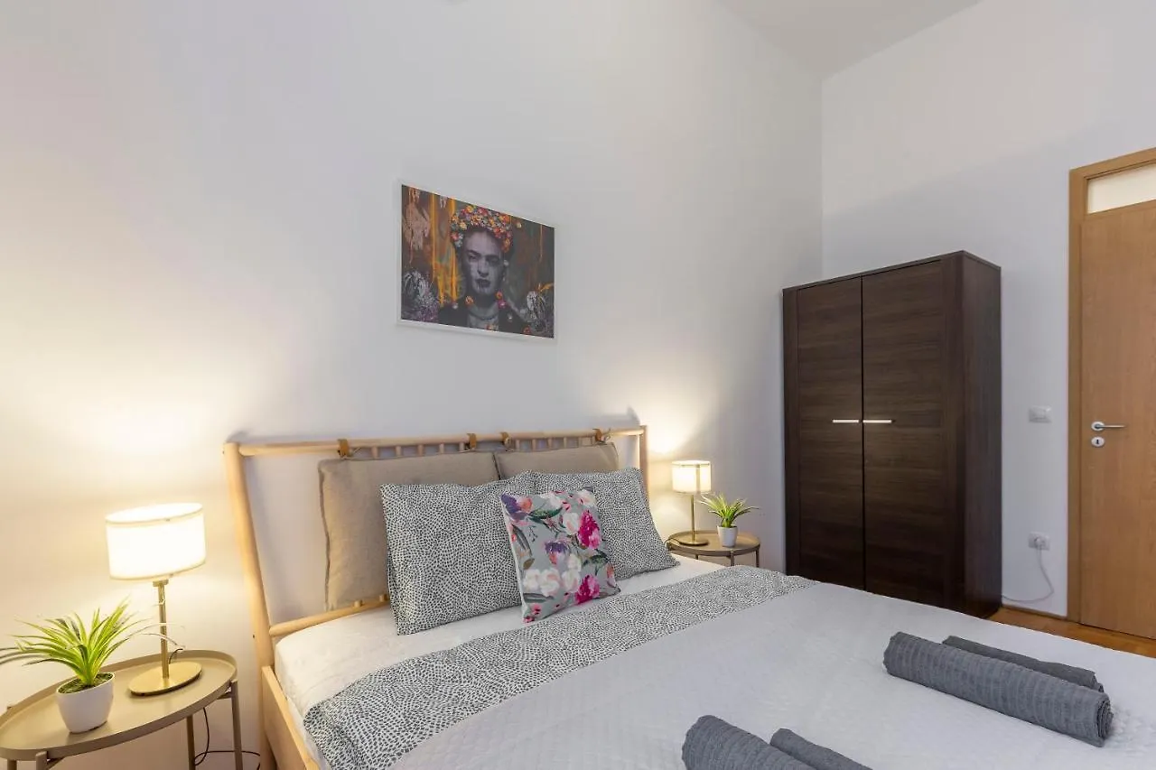 Central Gozsdu Apartment In The Party Street Budapest 0*,